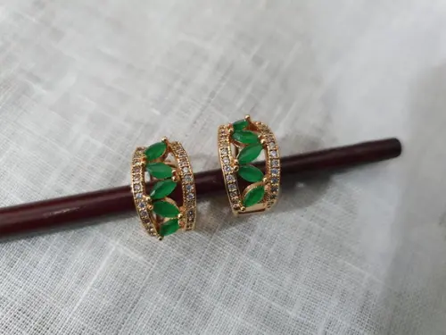 Brinco Pino Banhado com Cristal Verde