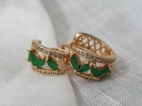 Brinco Pino Banhado com Cristal Verde