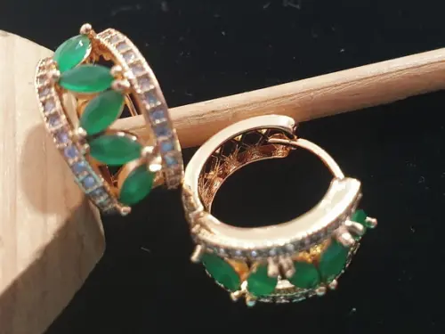 Brinco Pino Banhado com Cristal Verde