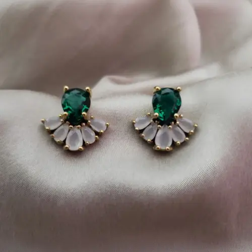 Brinco Pino Banhado com Cristal Verde e Opalina