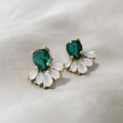 Brinco Pino Banhado com Cristal Verde e Opalina
