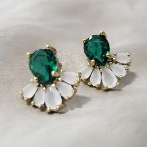 Brinco Pino Banhado com Cristal Verde e Opalina