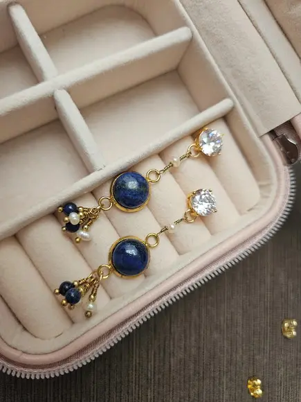 Brinco Pino Banhado com Pedra Natural Lápis Lazuli e Pérolas