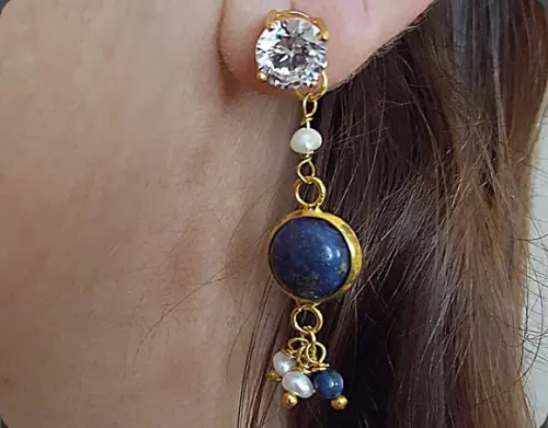 Brinco Pino Banhado com Pedra Natural Lápis Lazuli e Pérolas