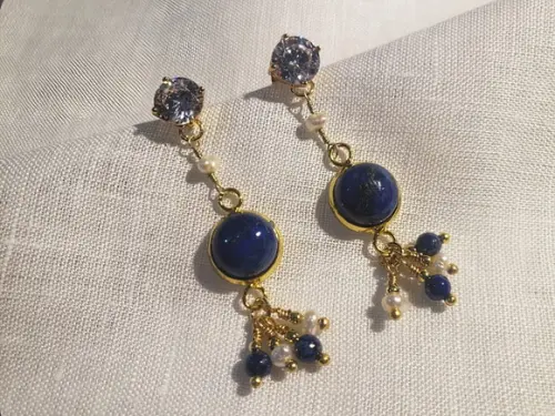Brinco Pino Banhado com Pedra Natural Lápis Lazuli e Pérolas