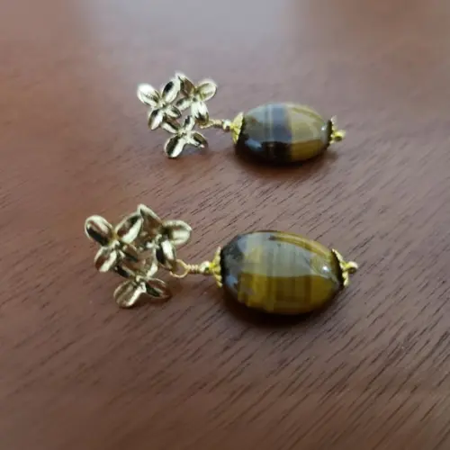 Brinco Pino Banhado com Pedra Natural Olho de Tigre