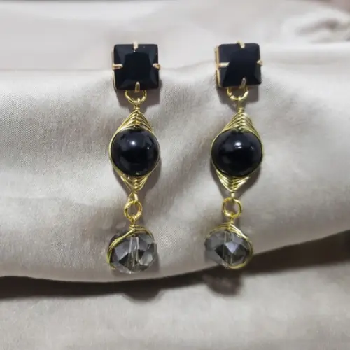 Brinco Pino Banhado com Pedra Ônix Preta e Cristal Cinza