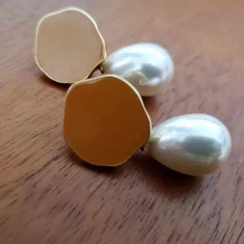 Brinco Pino Banhado com Pérola Shell