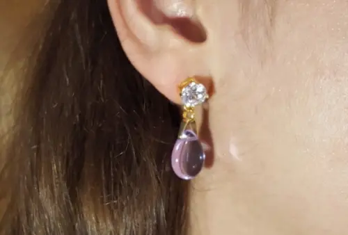 Brinco Pino Banhado com Zircônia e Cristal Lavanda