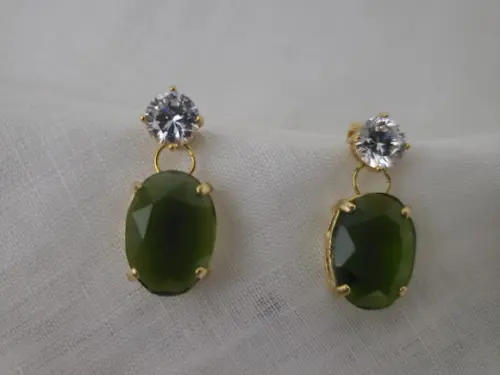 Brinco Pino Banhado com Zircônia e Cristal Verde