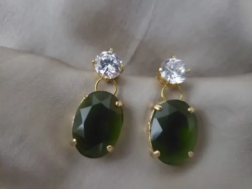 Brinco Pino Banhado com Zircônia e Cristal Verde