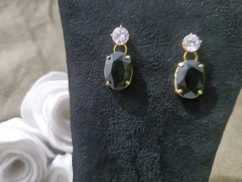 Brinco Pino Banhado com Zircônia e Cristal Verde