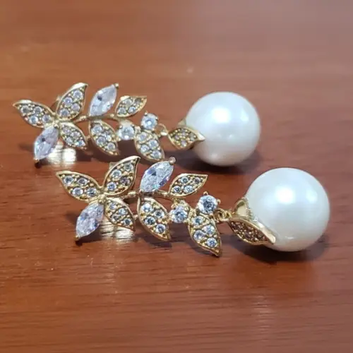 Brinco Pino Banhado de Mini Cristais e Pérola Shell