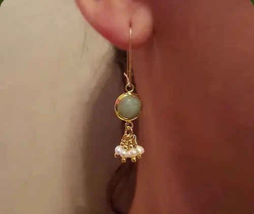 Brinco Pino Banhado de Pedra Natural Jade e Pérolas Naturais