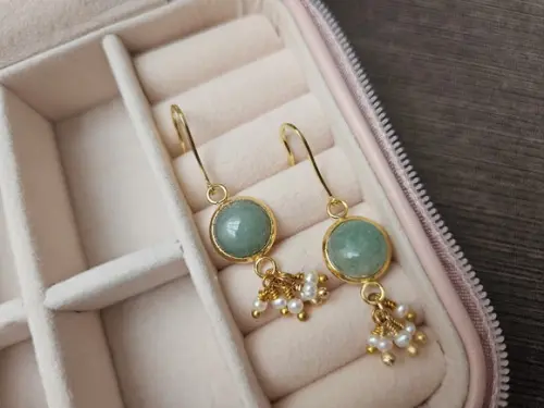 Brinco Pino Banhado de Pedra Natural Jade e Pérolas Naturais