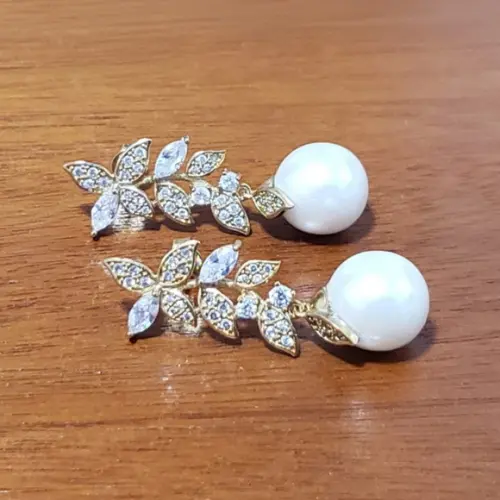 Brinco Pino Banhado de Mini Cristais e Pérola Shell