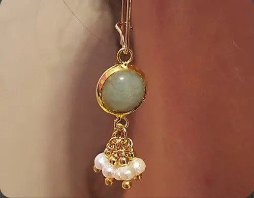 Brinco Pino Banhado de Pedra Natural Jade e Pérolas Naturais