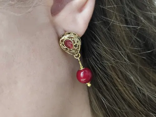 Brinco Pino com Pedra Natural Jade Rubi