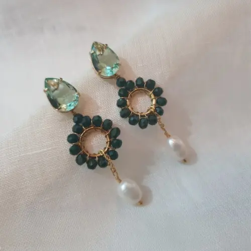 Brinco Pino com Pedras Verdes de Jade e Cristal e Pérola