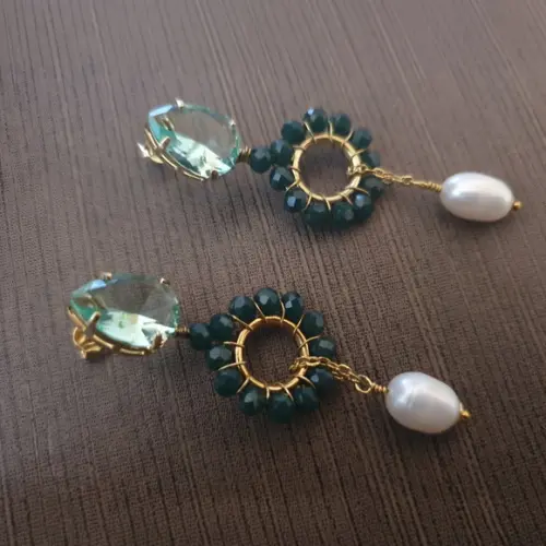 Brinco Pino com Pedras Verdes de Jade e Cristal e Pérola