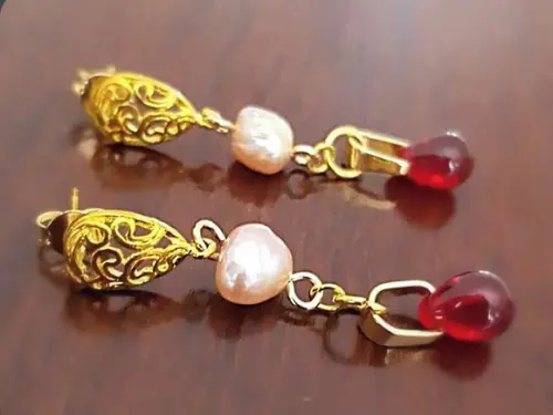 Brinco Pino com Pérola Barroca Rose e Gota de Cristal Rubi