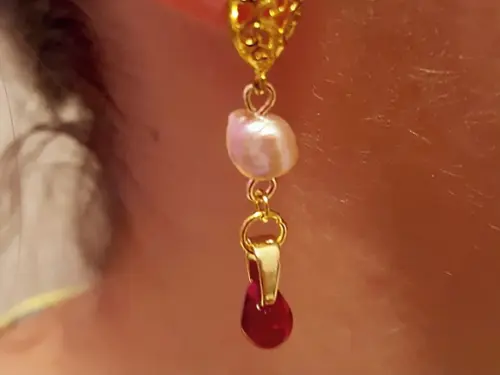 Brinco Pino com Pérola Barroca Rose e Gota de Cristal Rubi