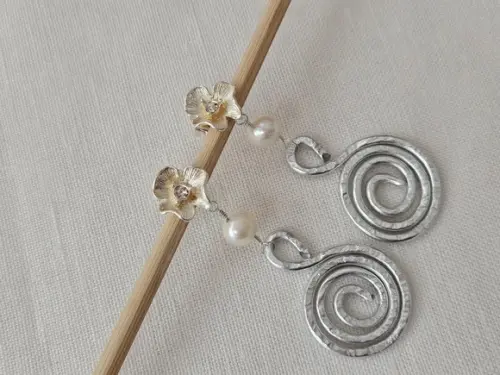 Brinco Pino de Prata com Zircônia e Pérola Off White