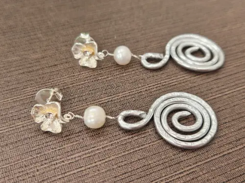 Brinco Pino de Prata com Zircônia e Pérola Off White