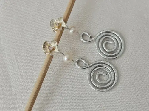 Brinco Pino de Prata com Zircônia e Pérola Off White