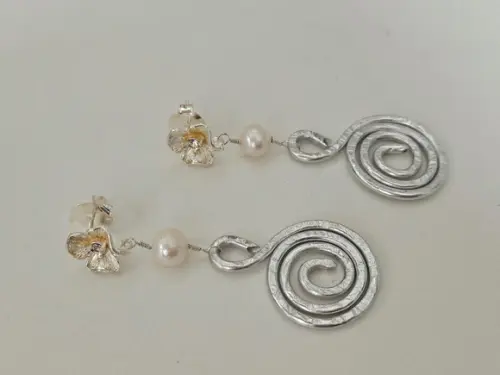Brinco Pino de Prata com Zircônia e Pérola Off White