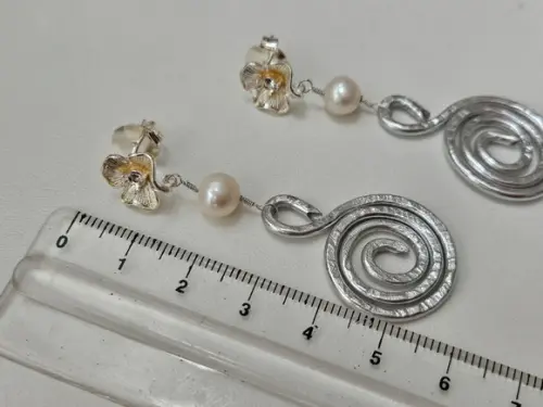 Brinco Pino de Prata com Zircônia e Pérola Off White