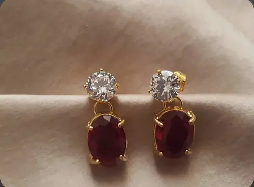 Brinco Pino Dourado de Zircônia e Cristal Rubi