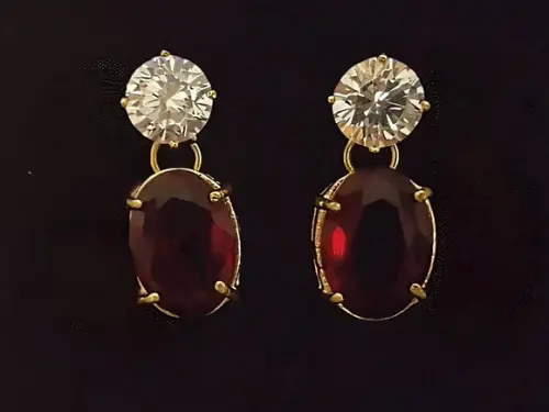 Brinco Pino Dourado de Zircônia e Cristal Rubi