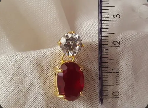 Brinco Pino Dourado de Zircônia e Cristal Rubi