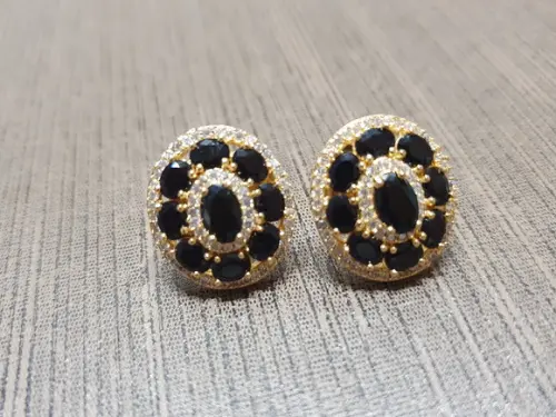 Brincos Pino Banhado com Cristal Preto e Mini Zircônias