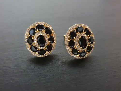 Brincos Pino Banhado com Cristal Preto e Mini Zircônias