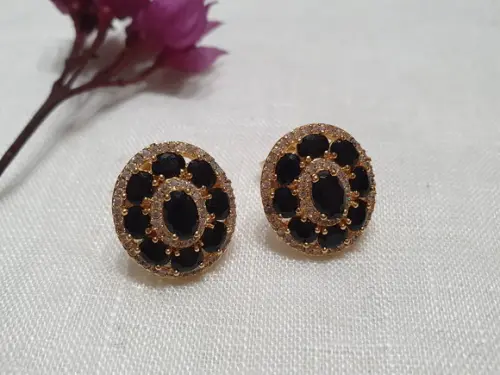 Brincos Pino Banhado com Cristal Preto e Mini Zircônias