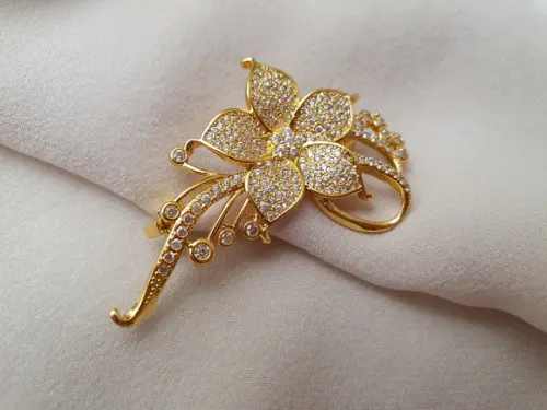 Broche Banhado a Ouro com Micro Zircônias