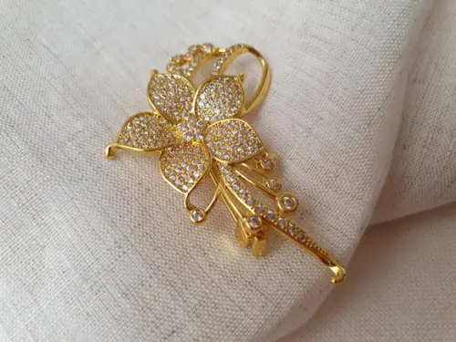 Broche Banhado a Ouro com Micro Zircônias