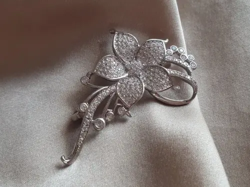 Broche Banhado a Prata com Micro Zircônias