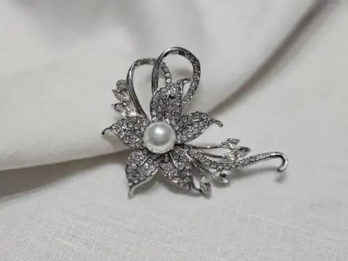 Broche Banhado a Prata com Micro Zircônias e Pérola
