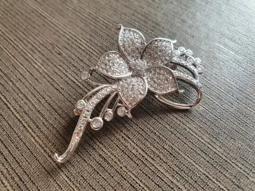 Broche Banhado a Prata com Micro Zircônias