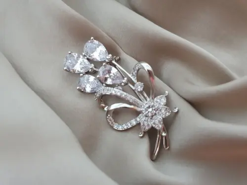 Broche Banhado a Prata com Zircônias