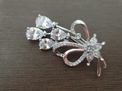Broche Banhado a Prata com Zircônias