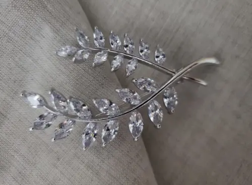 Broche Banhado a Prata com Zircônias