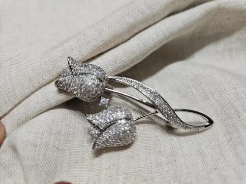 Broche Banhado a Prata com Zircônias