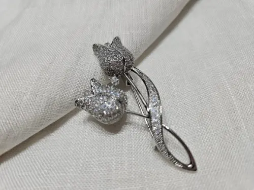 Broche Banhado a Prata com Zircônias