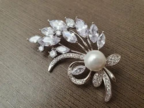 Broche Banhado a Prata com Zircônias e Pérola