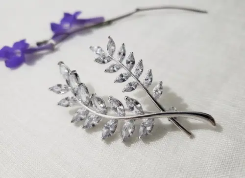 Broche Banhado a Prata com Zircônias