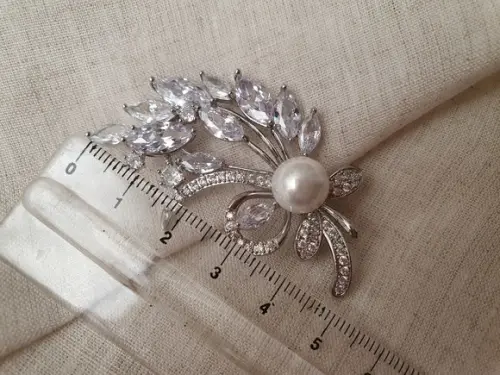 Broche Banhado a Prata com Zircônias e Pérola